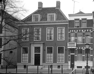 813451 Gezicht op de voorgevel van het pand Nieuwegracht 64 te Utrecht, met links de ingang van de Schalkwijkstraat.